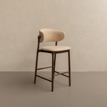 Hoker Koral - drewno orzechowe, tkanina w kolorze piaskowym