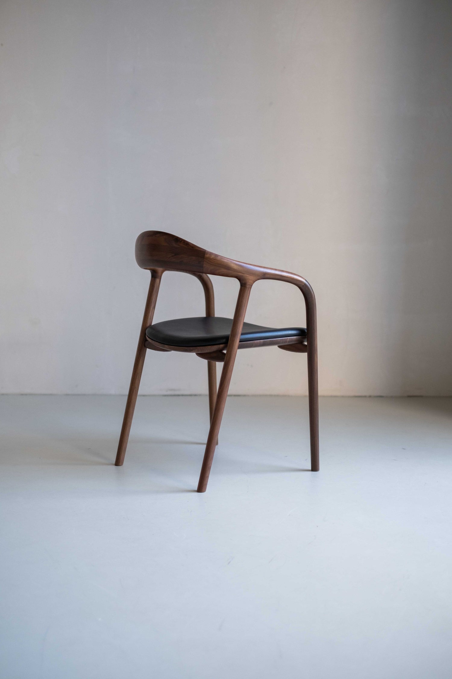 Krzesło Koral - czarna skóra, orzech