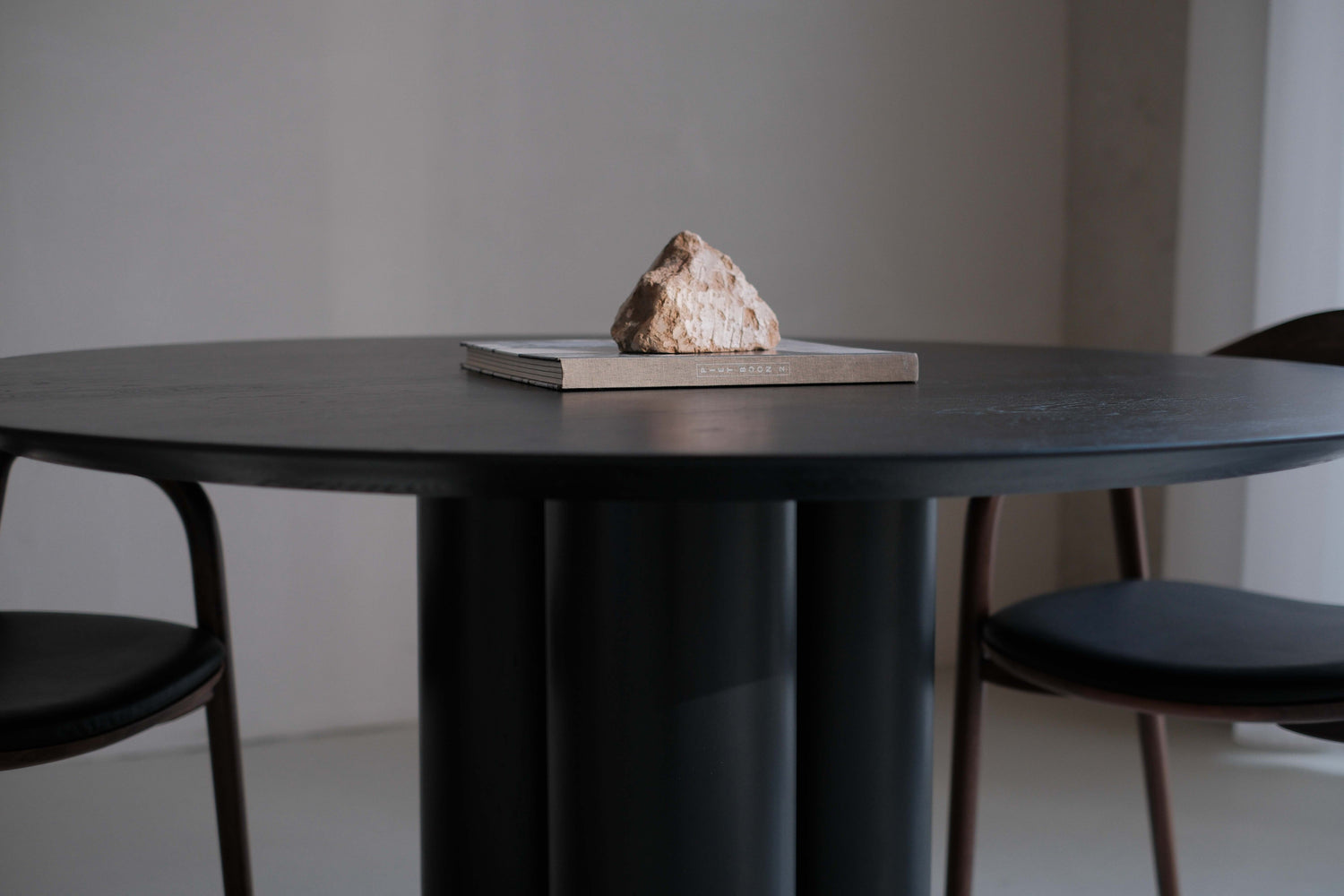 Okrągły drewniany stół jadalniany - czarny dąb