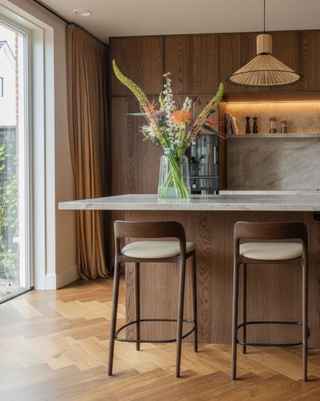 Hoker Koral - drewno orzechowe, skóra beżowa