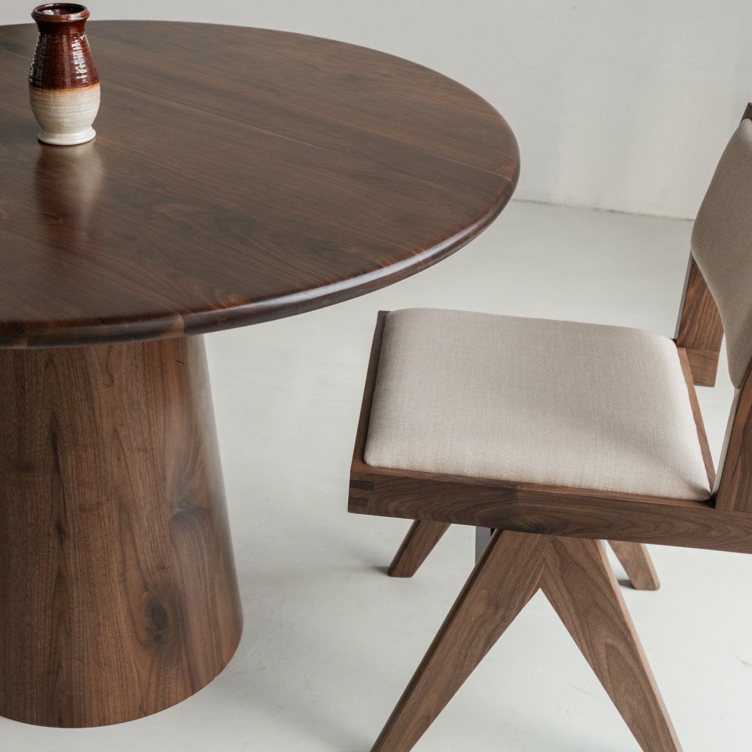 Drewniany stół jadalniany Koral - cylindryczna noga