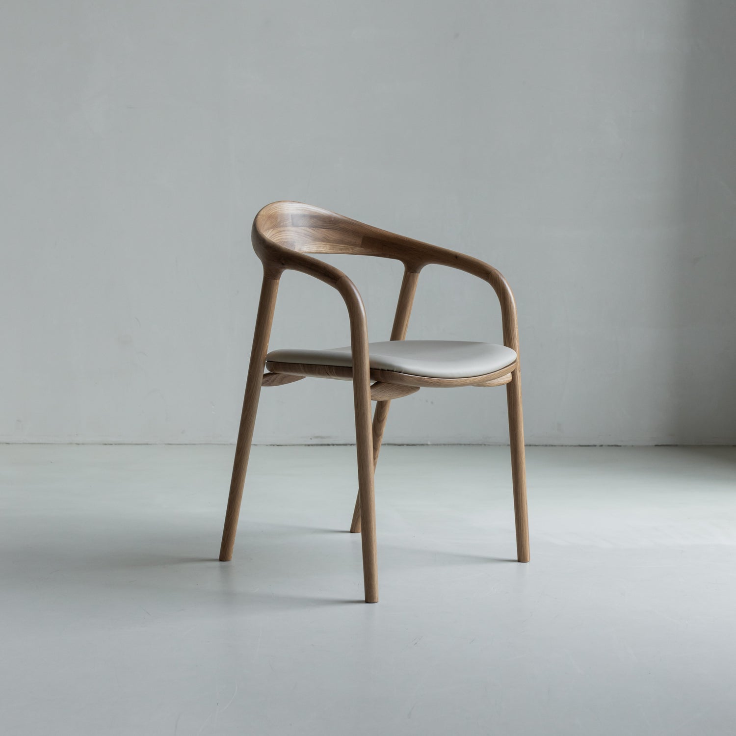 Krzesło Koral do jadalni - beżowa skóra, jasny dąb