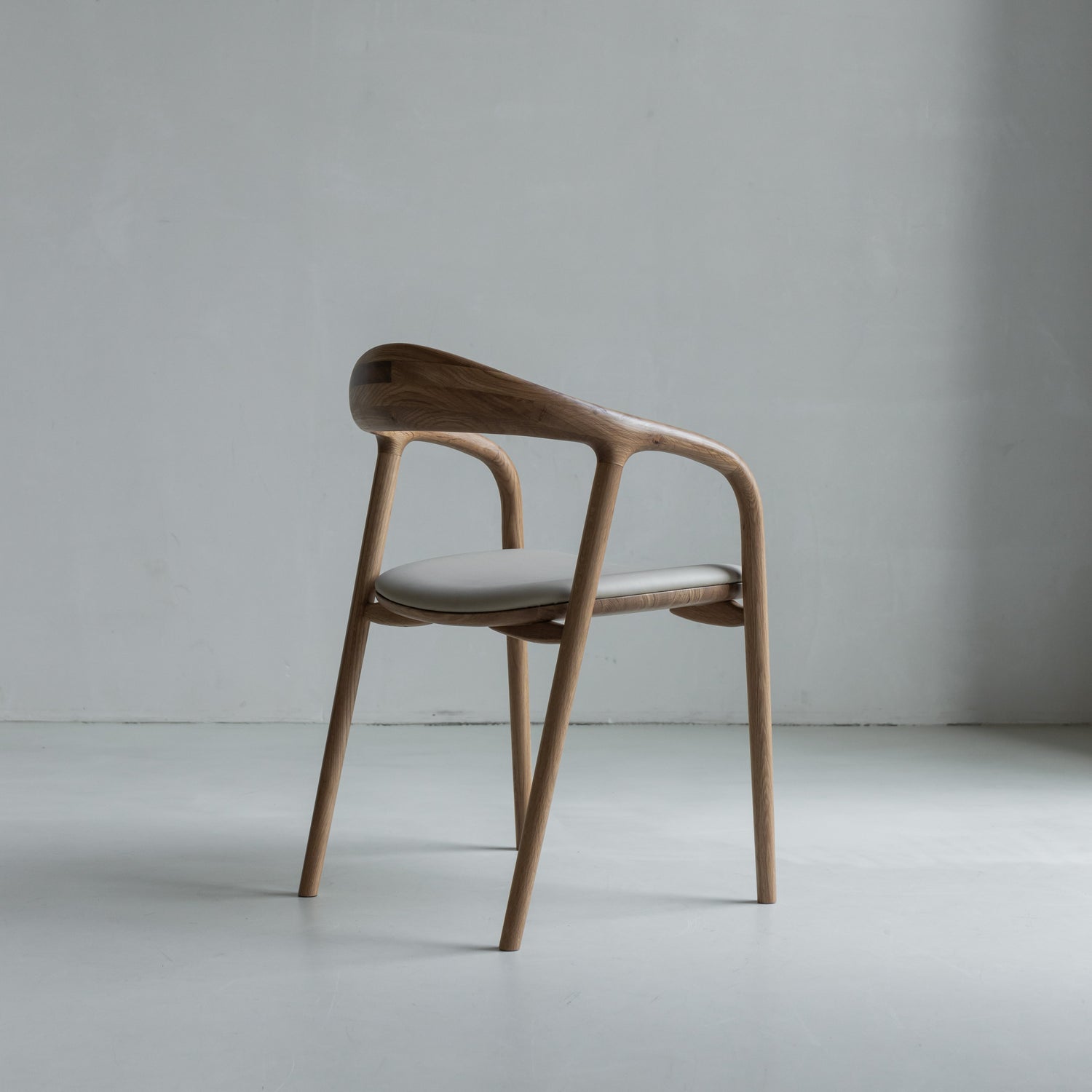 Krzesło Koral do jadalni - beżowa skóra, jasny dąb