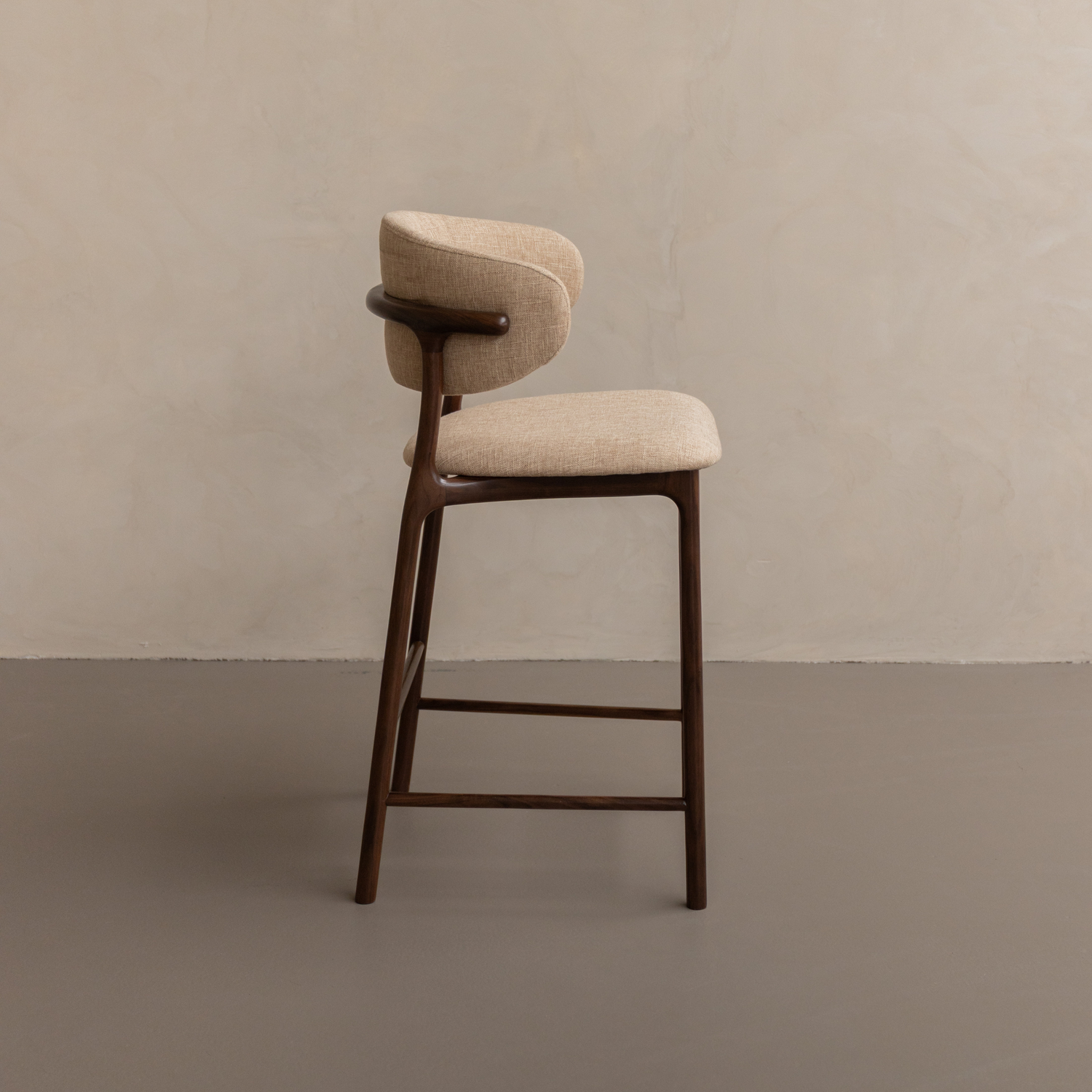 Hoker Koral - drewno orzechowe, tkanina w kolorze piaskowym