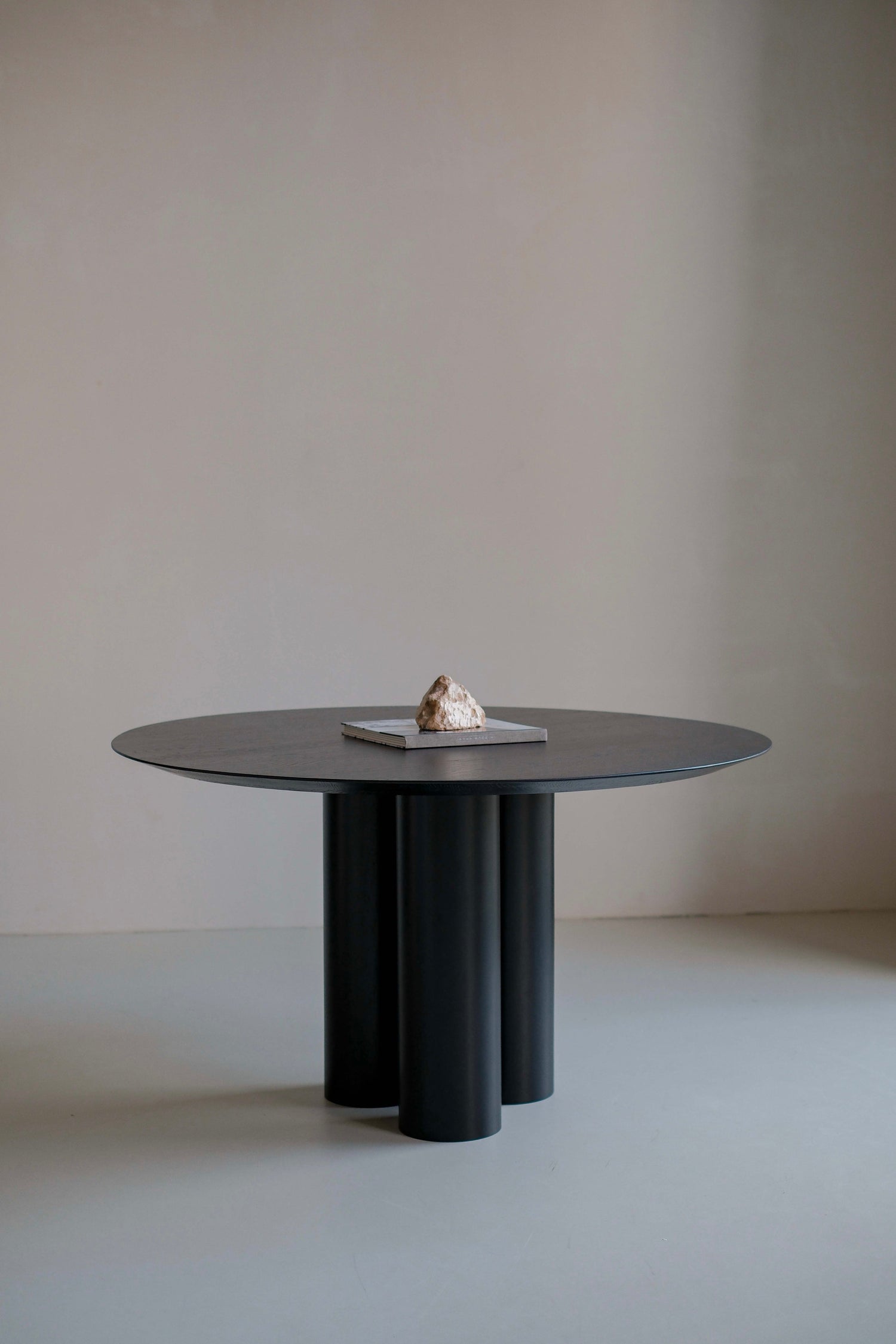 Okrągły drewniany stół jadalniany - czarny dąb