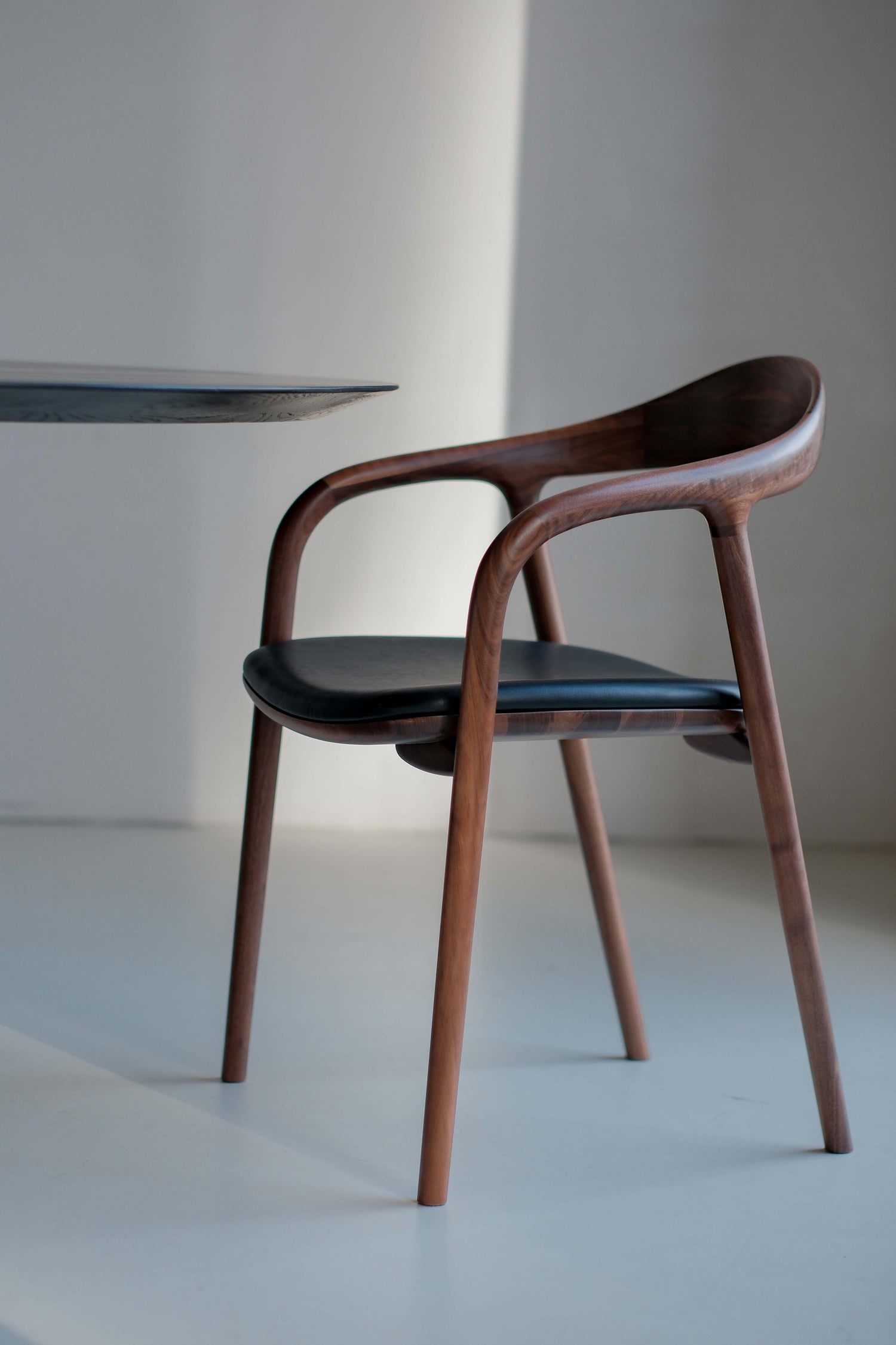 Krzesło Koral - czarna skóra, orzech