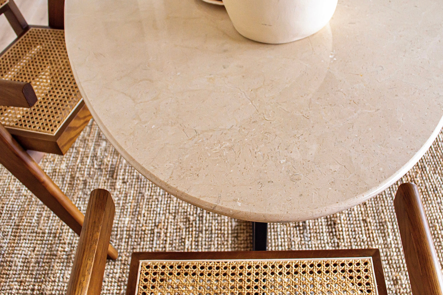 Półowalny marmurowy stół jadalniany