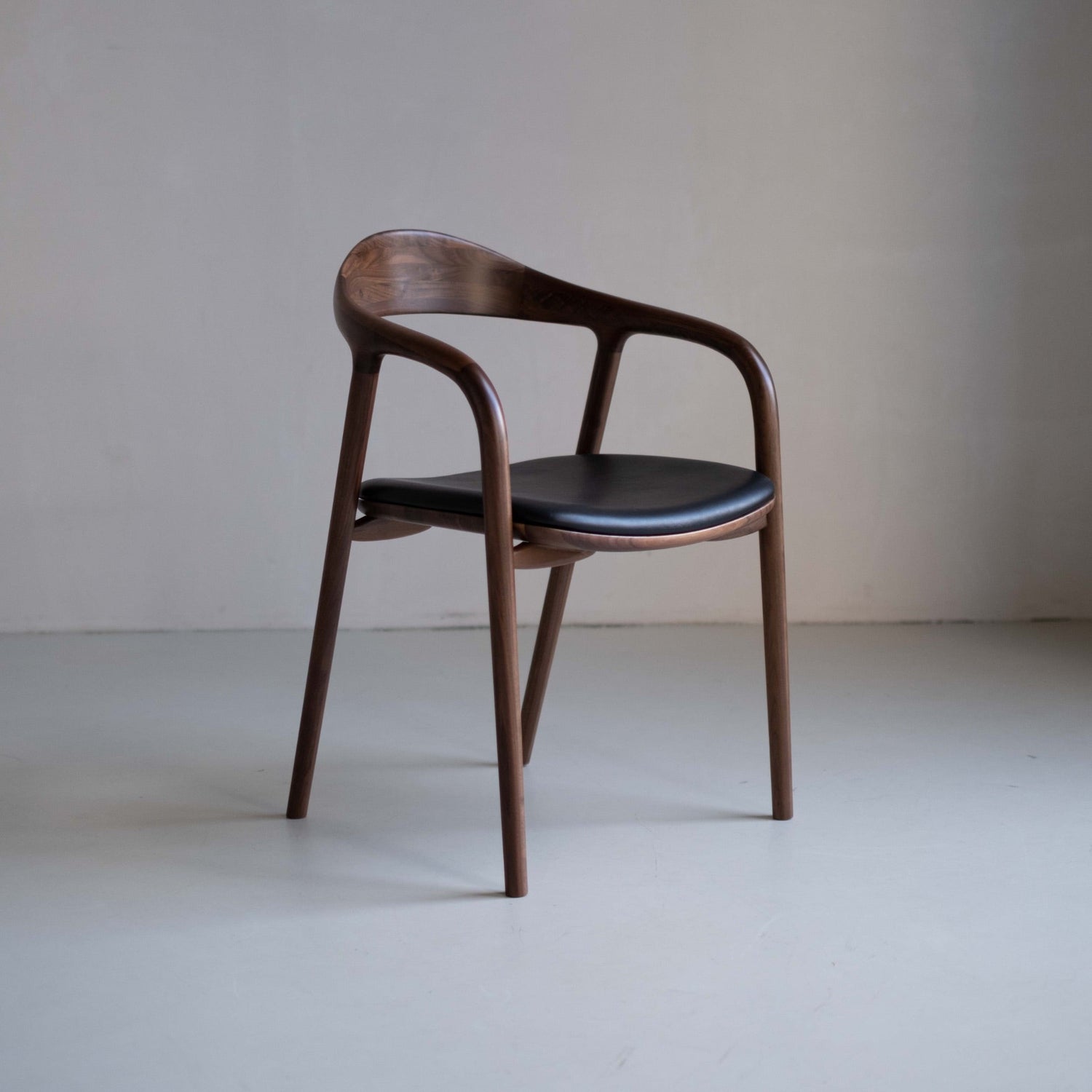 Krzesło Koral - czarna skóra, orzech